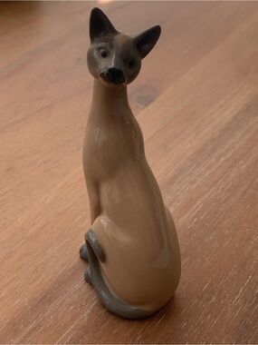 Vintage Franklin Mint Curio Cabinet Cat Valencia Siamese Figurine 1988
